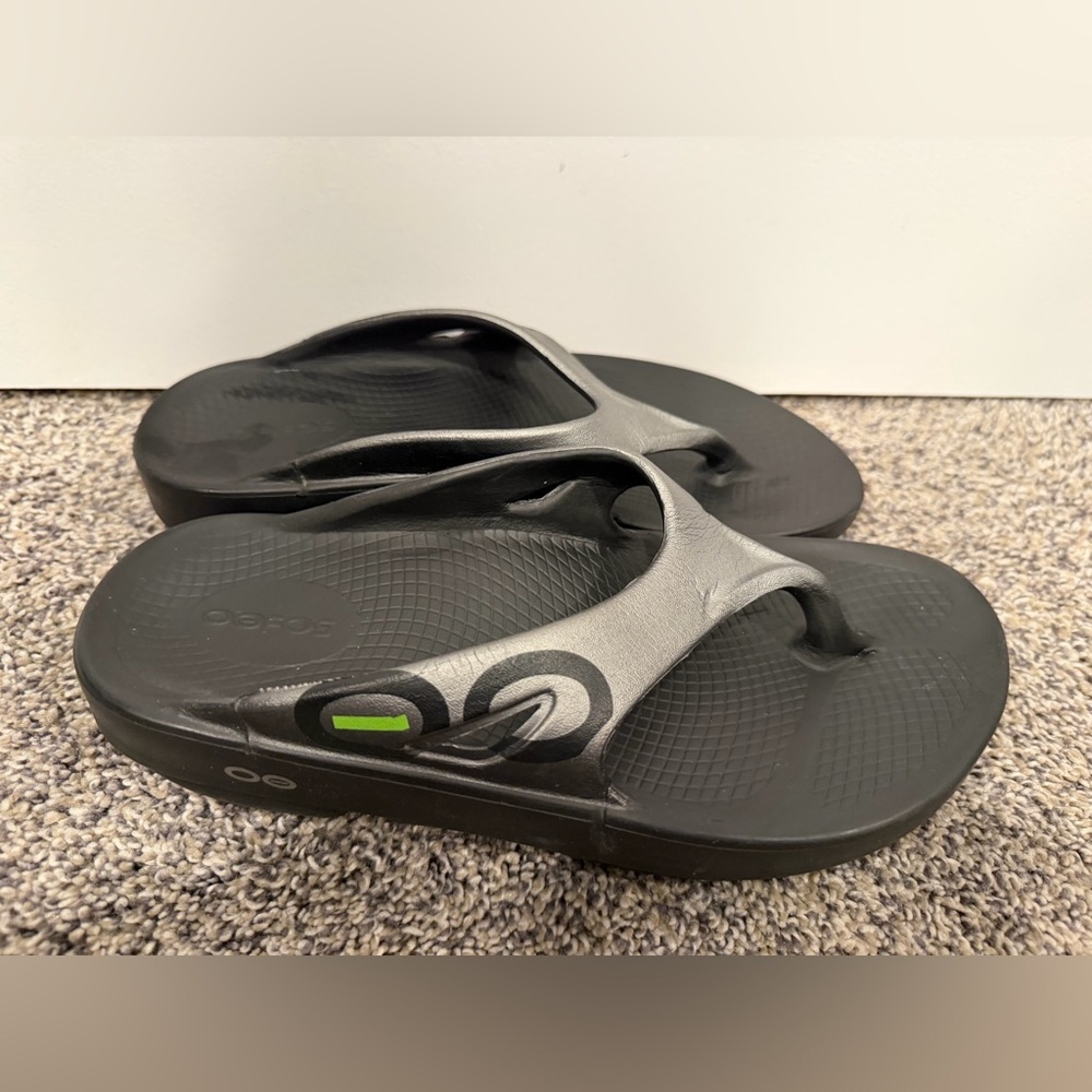 OOFOS OOriginal Sport recovery sandals in black womens 7 men’s 5